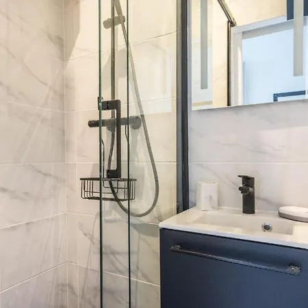 Charming Small By Trocadero Apartamento